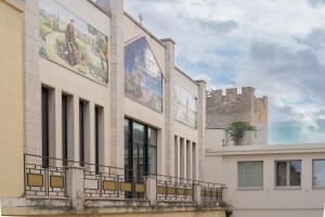 格罗塔列Appartment View Freewifi Netflix的一面是马赛克的建筑