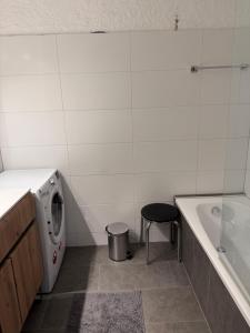 une salle de bain avec un lave-linge et une baignoire dans l'établissement Weidach Zentrum 4, à Leutasch 23 autres photos