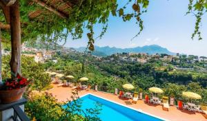 a view of a swimming pool with chairs and umbrellas at Villa San Lorenzo in Scala
