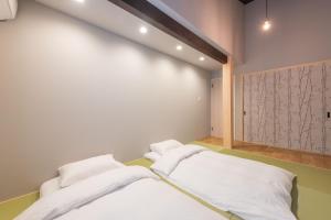 En eller flere senge i et værelse på Machiya stay downtown Kyoto, near JR station