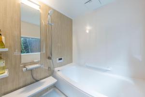 Et badeværelse på Machiya stay downtown Kyoto, near JR station + 38 billeder