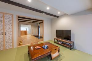 Et tv og/eller underholdning på Machiya stay downtown Kyoto, near JR station