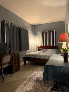 une chambre avec deux lits, un bureau et une chaise dans l'établissement Mon Jam Cottage, à Chiang Mai