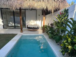 una piscina frente a una villa en Hoshi Villas, en General Luna 22 fotos más