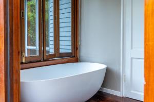 Ένα μπάνιο στο The Cabin Luxury Safari Villa, Private Pool, Hot tub, Outdoor Shower, Giraffe Tower, Free Standing Bath, Private Game Reserve, Romantic Getaway, Ultimate Bush Luxury