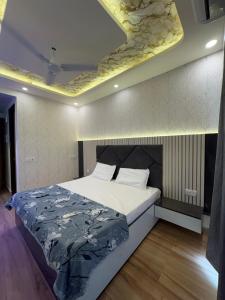 En eller flere senge i et værelse på WanderNest Stay 2 + 1 billede