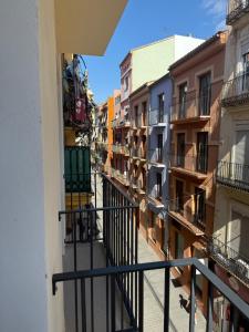une vue depuis le balcon d'un immeuble dans l'établissement Veronica Center Room, à Valence 12 autres photos