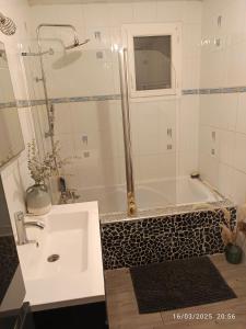 Koupelna v ubytování Petite Escale + 11 fotografií