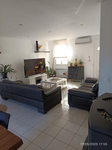 TV a/nebo společenská místnost v ubytování Petite Escale