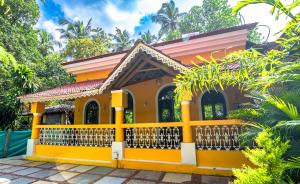 卡兰古特Goan Portuguese house in Calangute - Casa De HAC的黄色房屋,带围栏