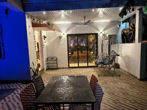 Khu vực ghế ngồi tại Mountain Bliss