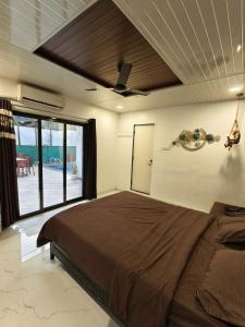 Giường trong phòng chung tại Mountain Bliss +16 ảnh