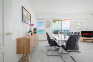 Гостиная зона в Le COQ Bleu d'Azur- Piscine - Parking - AC -WIFI +47 фотографий