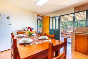 une cuisine et une salle à manger avec une table en bois dans l'établissement Casa Miguel, à Machico