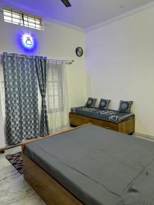 Postel nebo postele na pokoji v ubytování Raaha Luxury Home Stay