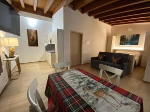 una sala de estar con una cama y un sofá en International Residence, en Tarvisio