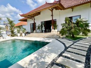 Bazén v ubytování Casa Sal Bali - Seaside villa at Keramas Beach nebo v jeho okolí