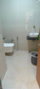 ein Badezimmer mit Toilette und Waschbecken in der Unterkunft Hotel JOSHI INN in Godarpura
