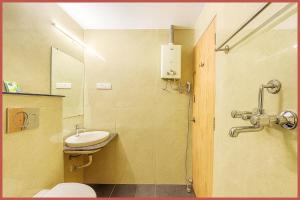 Ένα μπάνιο στο Jagannath Temple Road Hotel The JP Palace Near Sea Beach 15 Mint Walking Distance - -Parking And Restaurant Facilities - Fully Air Conditioning Rooms - Top service with lots of Love +12 φωτογραφίες