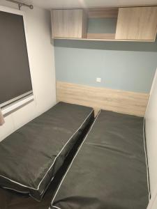 Ένα ή περισσότερα κρεβάτια σε δωμάτιο στο MOBIL HOME Rocky