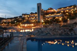 un resort con piscina di notte di Rock Water Bay Beach Resort & Spa a Xóm Tram