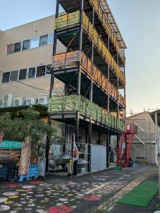 un edificio alto con andamios a un lado en いちごの里祭り村, en Shizuoka