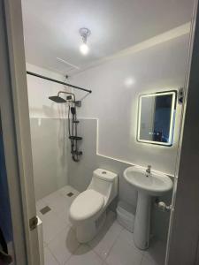 Et badeværelse på A Cozy Studio at Victoria Sports Tower walking distance to GMA MRT & near SM North EDSA