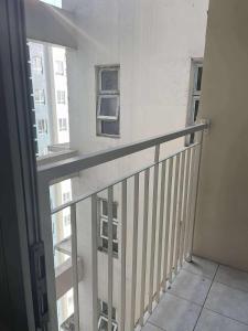 En balkon eller terrasse på A Cozy Studio at Victoria Sports Tower walking distance to GMA MRT & near SM North EDSA + 12 billeder