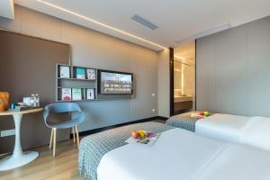 Postel nebo postele na pokoji v ubytování Yangji Yueya Hotel