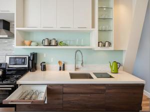 Kuchyň nebo kuchyňský kout v ubytování Stylish Urban Escape in Downtown Los Angeles