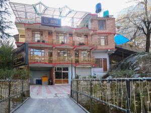 马拉里Elysian Heights的顶部有阳台的建筑