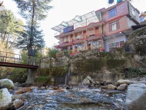 马拉里Elysian Heights的一座建在河上桥顶上的建筑