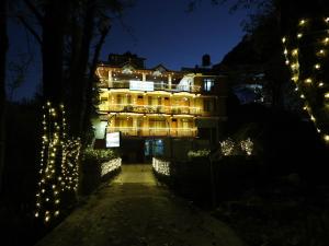 马拉里Elysian Heights的一座晚上点燃的建筑,有圣诞灯 更多61张照片