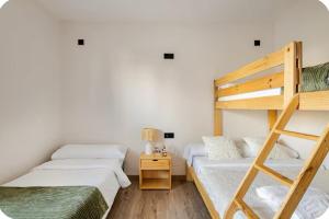 1 Schlafzimmer mit 2 Etagenbetten und einer Leiter in der Unterkunft O Lar de Laura in Vigo + 13 Fotos