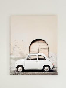 Brisbane CBD - 2BR - Sleeps 6 - Snacks WIFI - Parking في بريزبين: سيارة بيضاء متوقفة أمام كراج +29 صورة