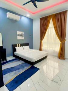 une chambre avec un lit et un ventilateur de plafond dans l'établissement Hijrah De La Villa Parit Buntar Nibong Tebal Penang, à Nibung Tebal