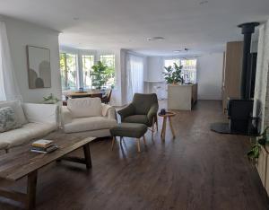 Гостиная зона в Peaceful Byron House, Walk to Beach, Starlink, Flexible Sleeping Arrangements