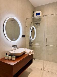 Ένα μπάνιο στο La Vizta Weligama