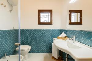 un baño con inodoro y lavabo en SKY VIEW Villa, en Piano di Sorrento 109 fotos más
