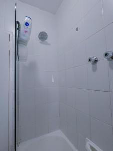 Das Bad ist mit einer Dusche und einer Badewanne ausgestattet. in der Unterkunft Cascades apartments in Kapstadt