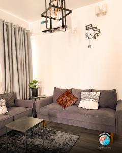 un salon avec un canapé et une table dans l'établissement Coral Stay Rooms, à Hulhumalé