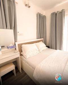 - une petite chambre avec un lit, une table de chevet et une sidx sidx dans l'établissement Coral Stay Rooms, à Hulhumalé