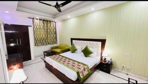 Un dormitorio con una cama y un sofá. en ES tower, en Gumgaon