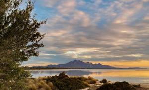 einen Blick auf einen See mit einem Berg in der Ferne in der Unterkunft Bluff House Flinders Island Tasmania in Whitemark