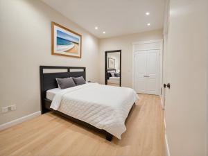 Voodi või voodid majutusasutuse Modern 4 & 5 BR Townhomes Minutes from Downtown LA toas