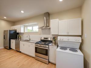 Köök või kööginurk majutusasutuses Modern 4 & 5 BR Townhomes Minutes from Downtown LA