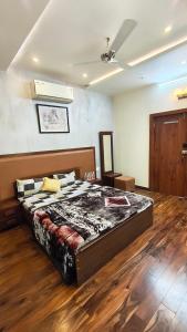 En eller flere senge i et værelse på Riyansh villa