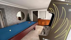 Biliár nebo kulečník v ubytování Heated toilet seat - Air Conditioning- Hot Tub Spa - Dryer - Electrical BBQ Grill - Pool - Arcade Games at Golden Swan Holiday House