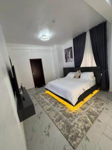 Ένα ή περισσότερα κρεβάτια σε δωμάτιο στο Tranquil Vintage 2bed Lekki +2 φωτογραφίες