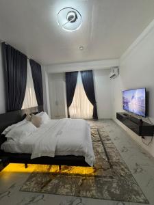 Ένα ή περισσότερα κρεβάτια σε δωμάτιο στο Tranquil Vintage 2bed Lekki